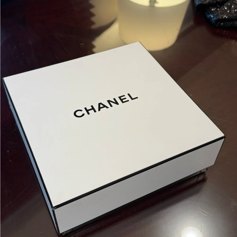 CHANEL Classic White Gift Box - Picture 6 of 7